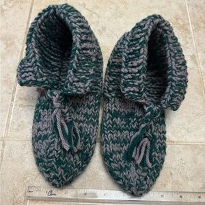 Vintage 1970s Hand Knot Cozy Knit Slippers in Green and Gray 9.5”